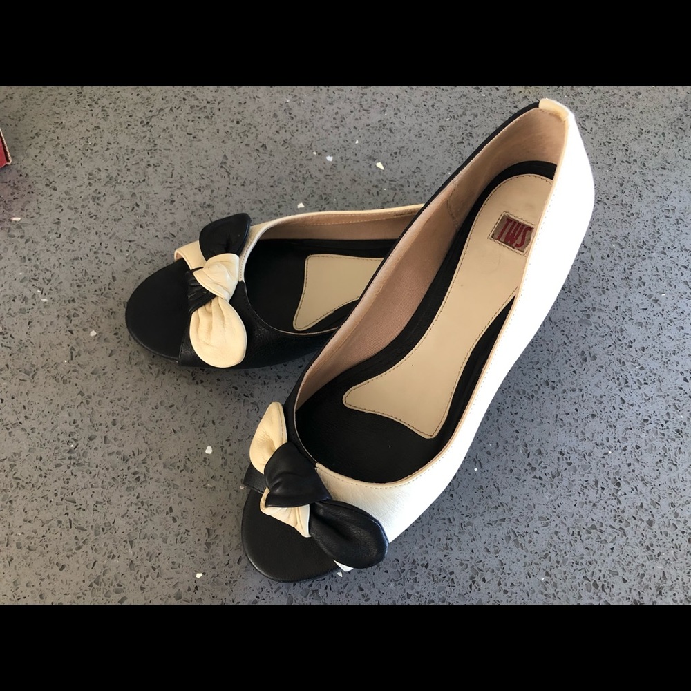 Open toe leather flats